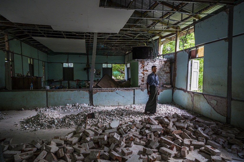 À Mandalay, un enseignant visite les ruines de la salle de classe où il enseignait l'anglais et les sciences, aujourd'hui détruite par les tremblements de terre de mars 2025.